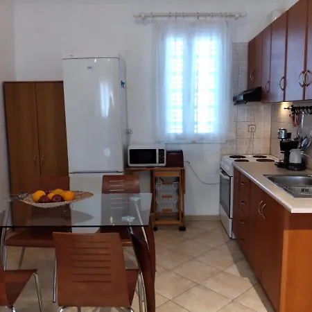 Comfy Alykes Apartment, شقة *