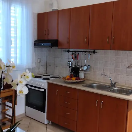 شقة Comfy Alykes Apartment,
